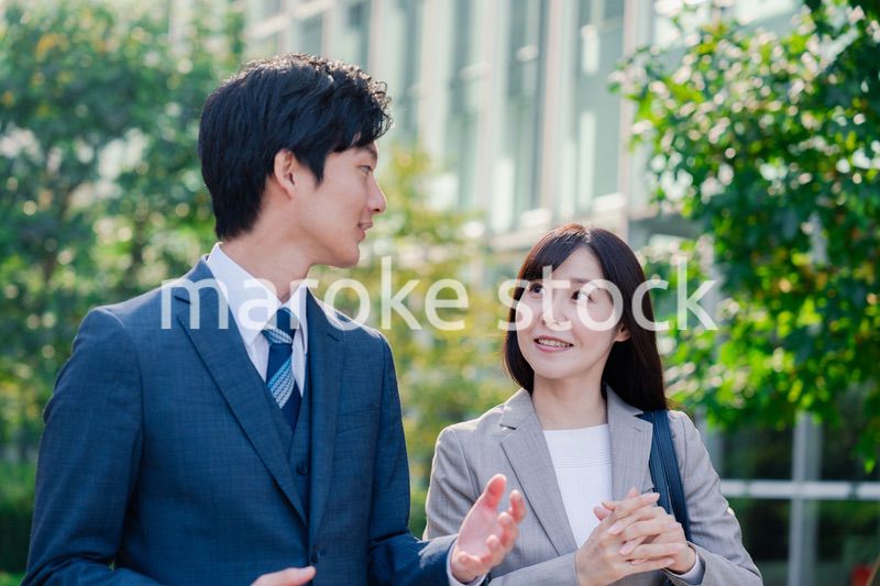 男女で外を歩くビジネスパーソン