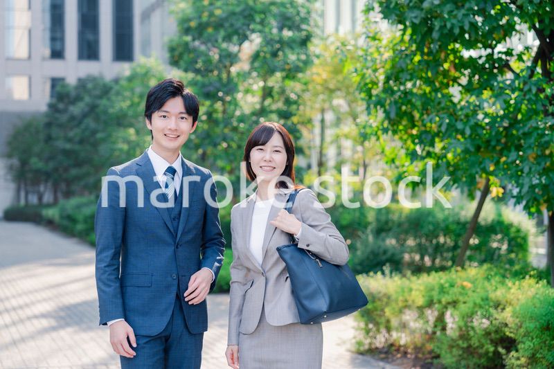 男女で外を歩くビジネスパーソン