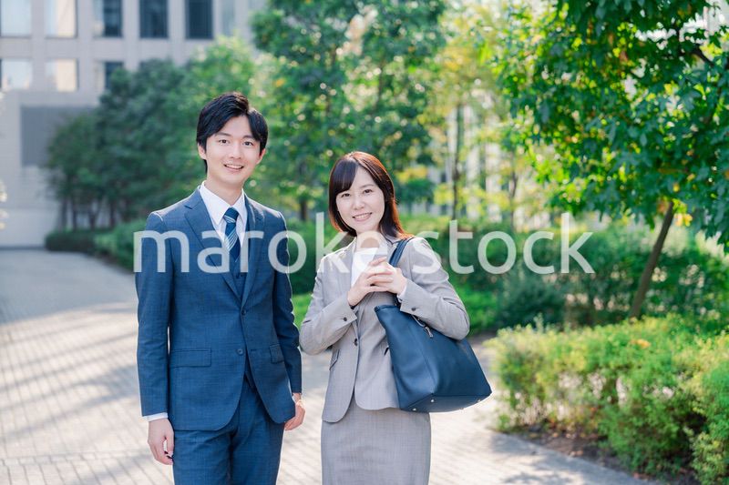 男女で外を歩くビジネスパーソン