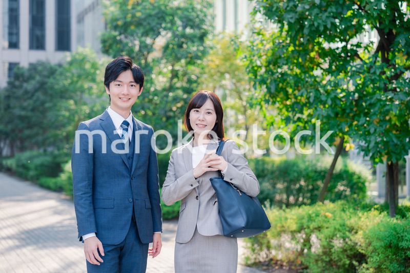 男女で外を歩くビジネスパーソン
