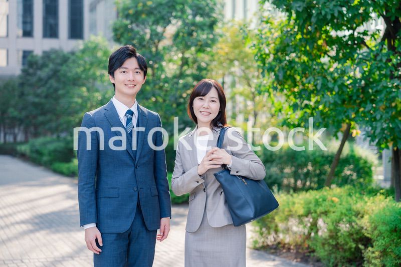 男女で外を歩くビジネスパーソン