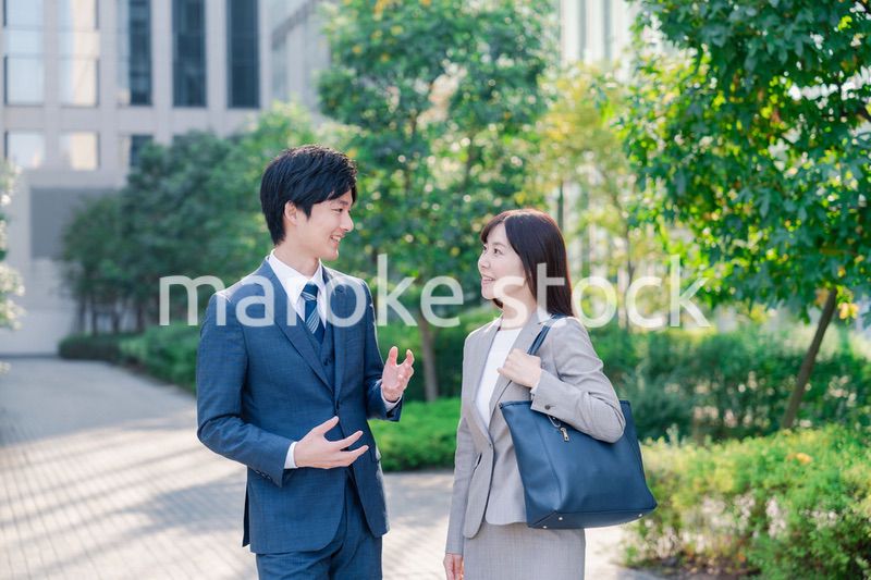 男女で外を歩くビジネスパーソン