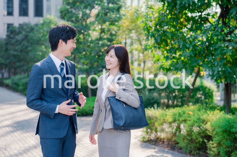男女で外を歩くビジネスパーソン