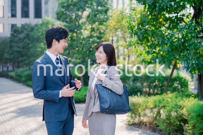 男女で外を歩くビジネスパーソン