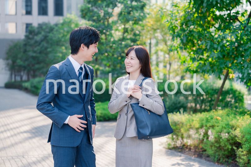 男女で外を歩くビジネスパーソン