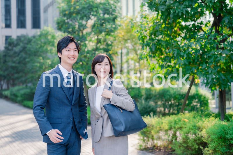 男女で外を歩くビジネスパーソン