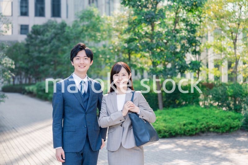 男女で外を歩くビジネスパーソン