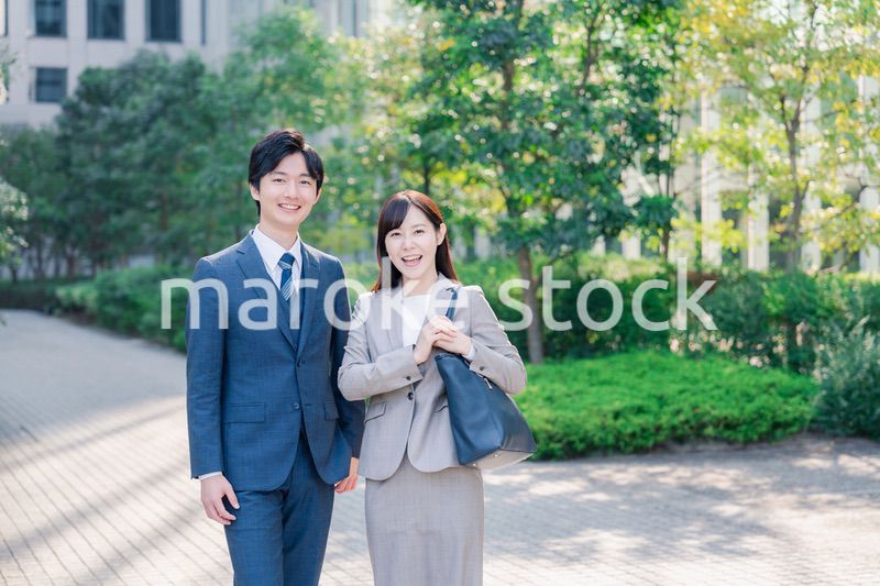 男女で外を歩くビジネスパーソン