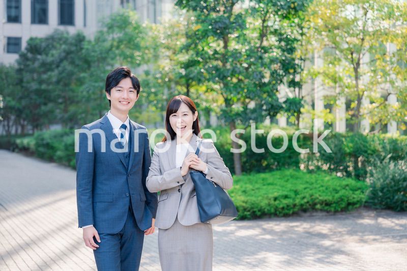男女で外を歩くビジネスパーソン