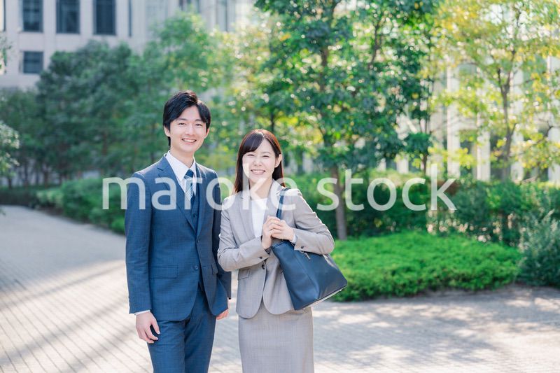男女で外を歩くビジネスパーソン