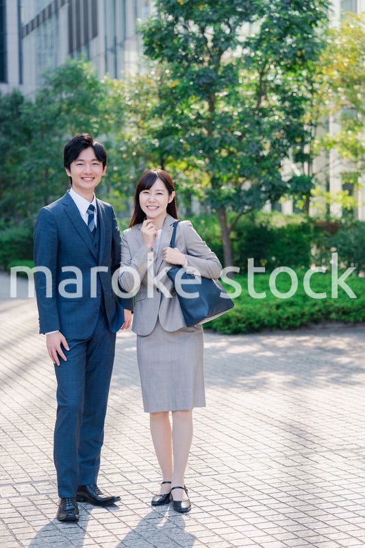 男女で外を歩くビジネスパーソン