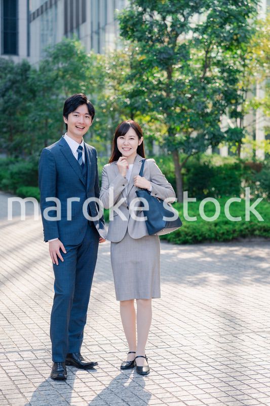 男女で外を歩くビジネスパーソン
