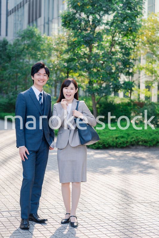 男女で外を歩くビジネスパーソン