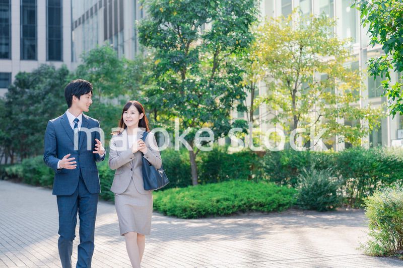 男女で外を歩くビジネスパーソン