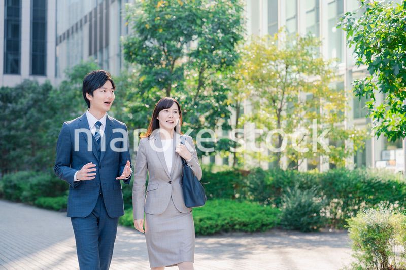 男女で外を歩くビジネスパーソン