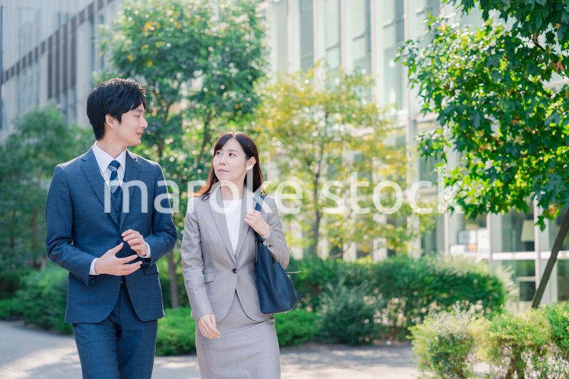 男女で外を歩くビジネスパーソン