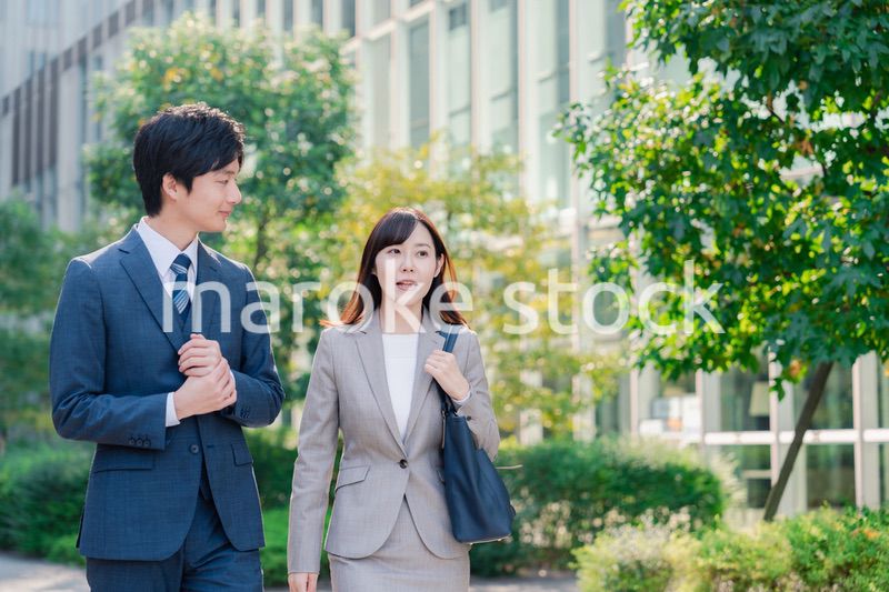 男女で外を歩くビジネスパーソン
