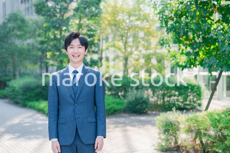 にこやかな表情を見せる爽やかなビジネスマン