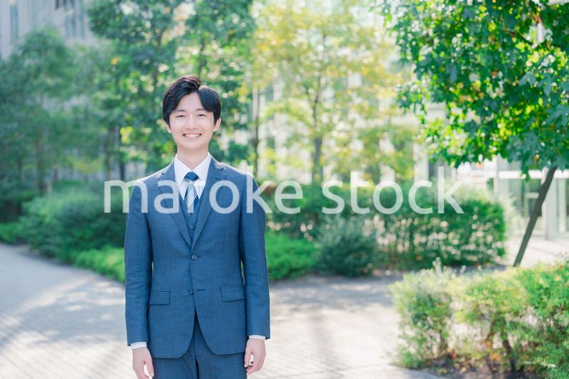 にこやかな表情を見せる爽やかなビジネスマン