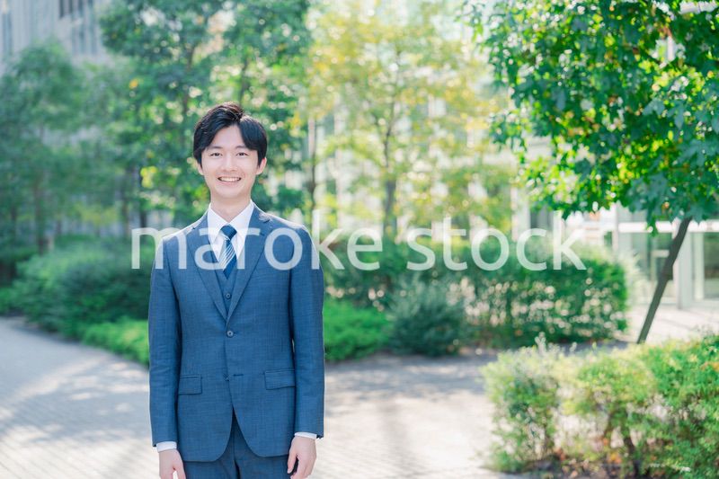 にこやかな表情を見せる爽やかなビジネスマン