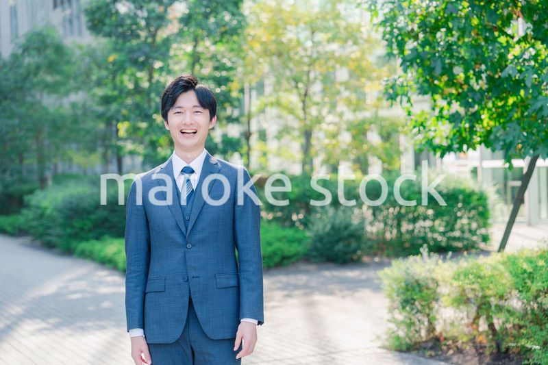 にこやかな表情を見せる爽やかなビジネスマン