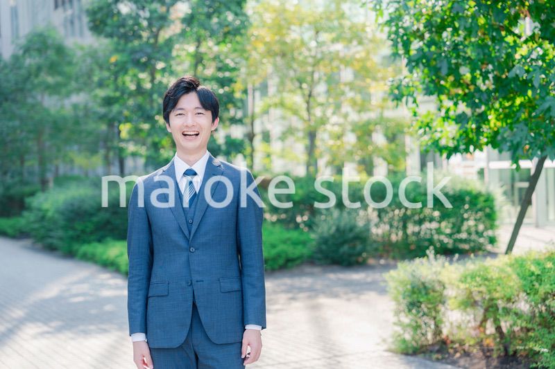 にこやかな表情を見せる爽やかなビジネスマン