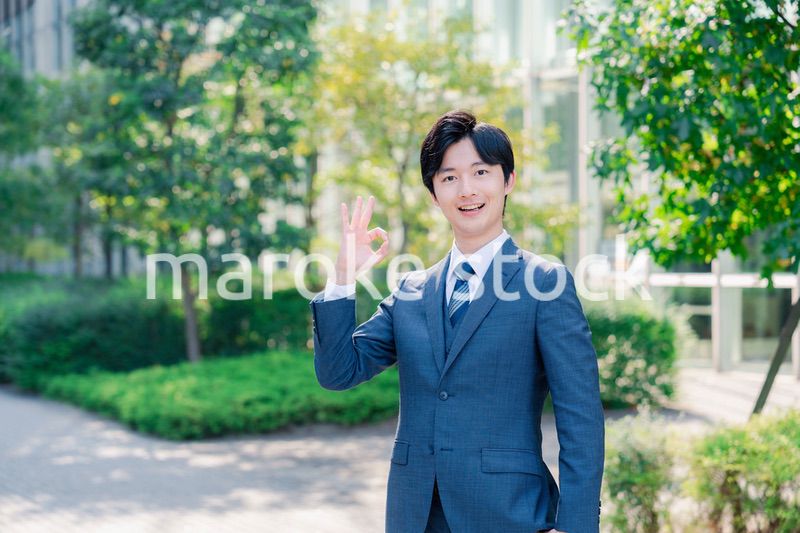 OKサインをする爽やかなビジネスマン