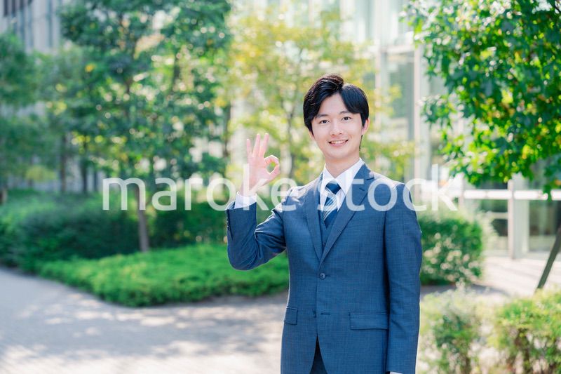 OKサインをする爽やかなビジネスマン