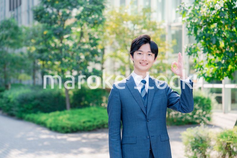 OKサインをする爽やかなビジネスマン