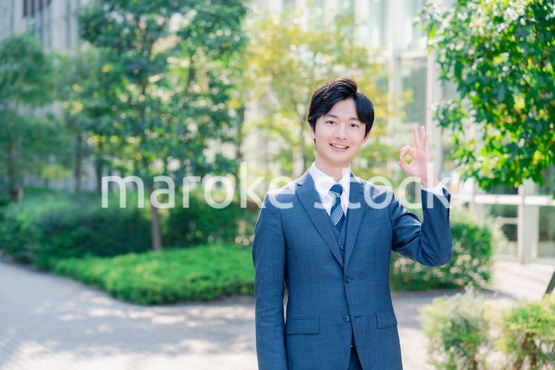 OKサインをする爽やかなビジネスマン