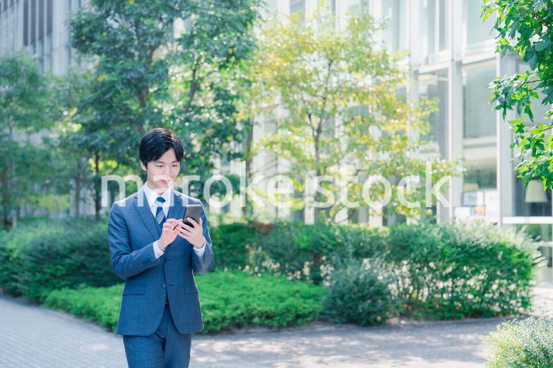 スマホを使う爽やかなビジネスマン