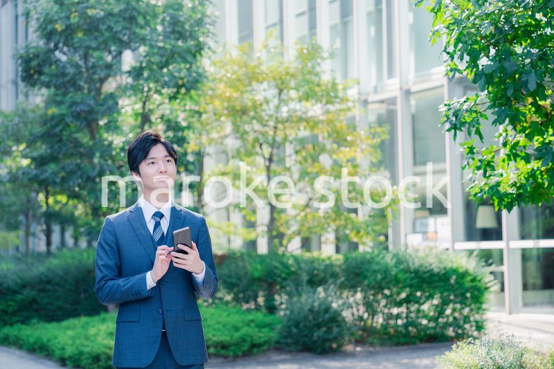 スマホを使う爽やかなビジネスマン