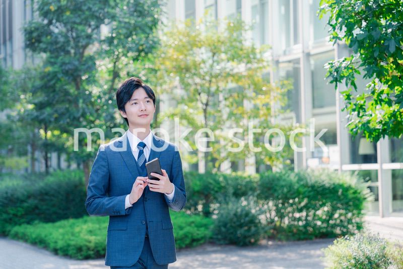 スマホを使う爽やかなビジネスマン