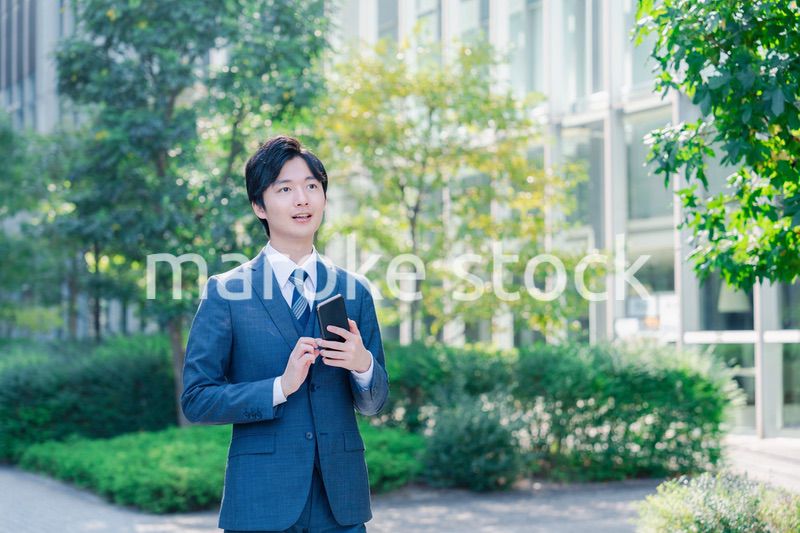 スマホを使う爽やかなビジネスマン