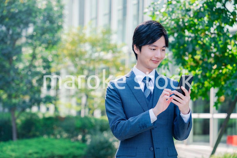 スマホを使う爽やかなビジネスマン