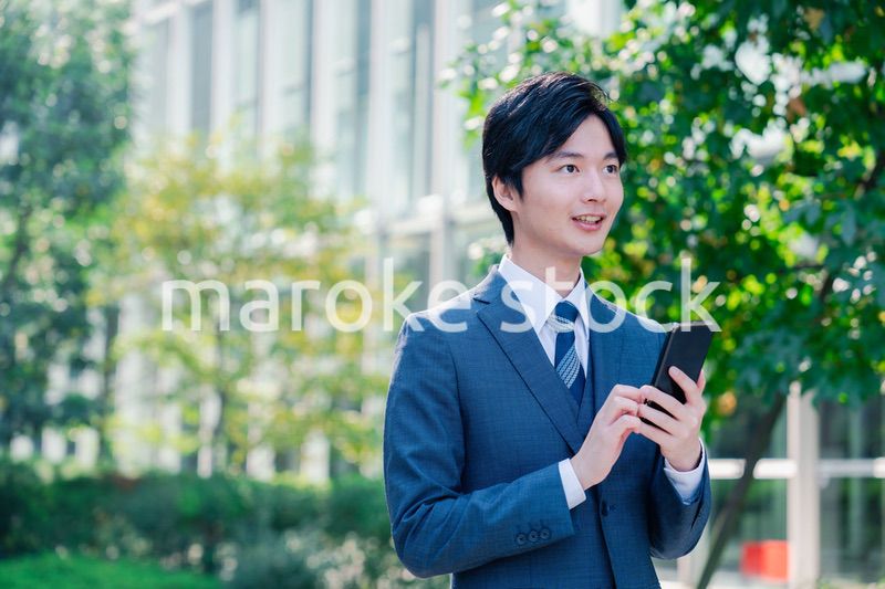 スマホを使う爽やかなビジネスマン