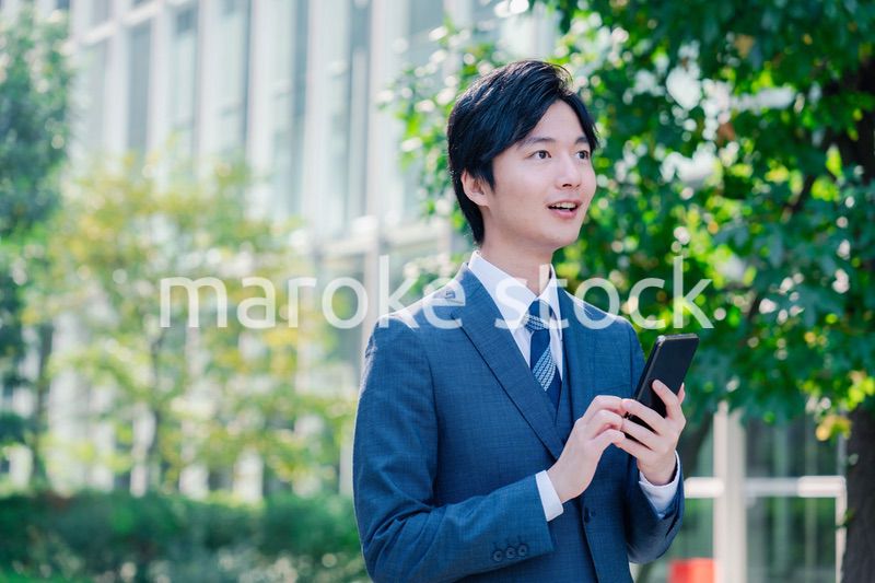 スマホを使う爽やかなビジネスマン