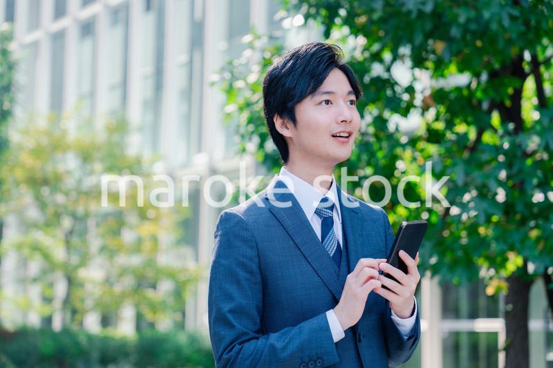 スマホを使う爽やかなビジネスマン