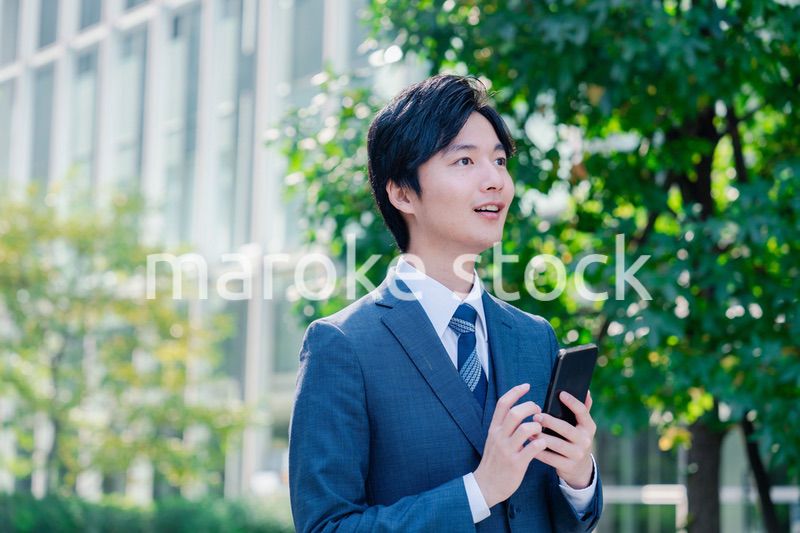 スマホを使う爽やかなビジネスマン