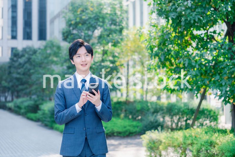 スマホを使う爽やかなビジネスマン