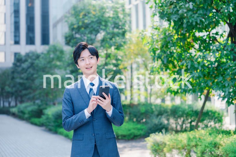 スマホを使う爽やかなビジネスマン