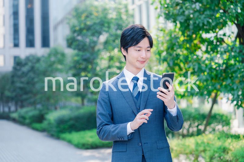 スマホを使う爽やかなビジネスマン