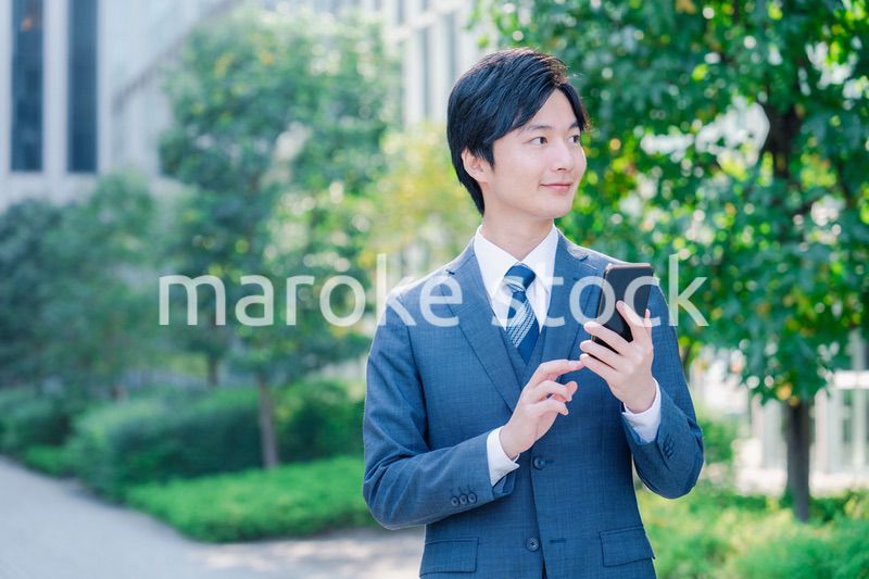 スマホを使う爽やかなビジネスマン