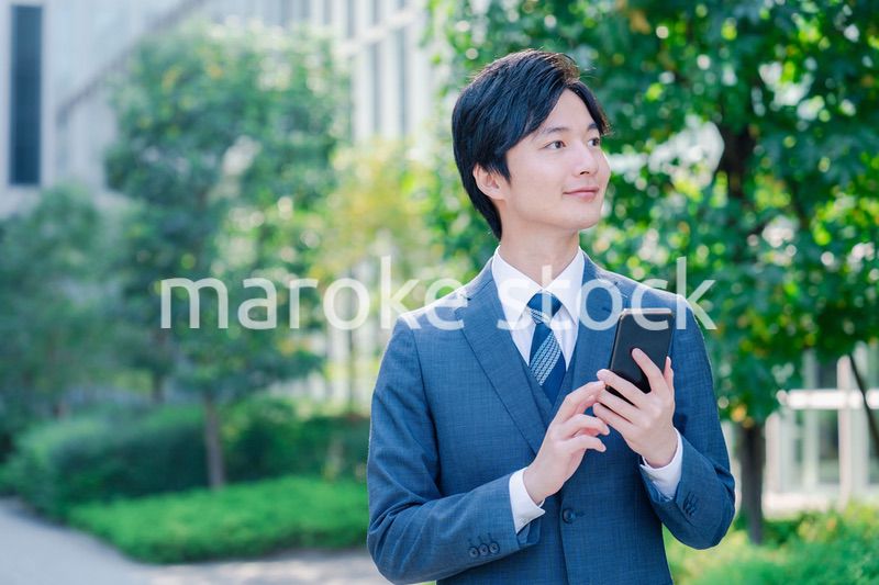スマホを使う爽やかなビジネスマン