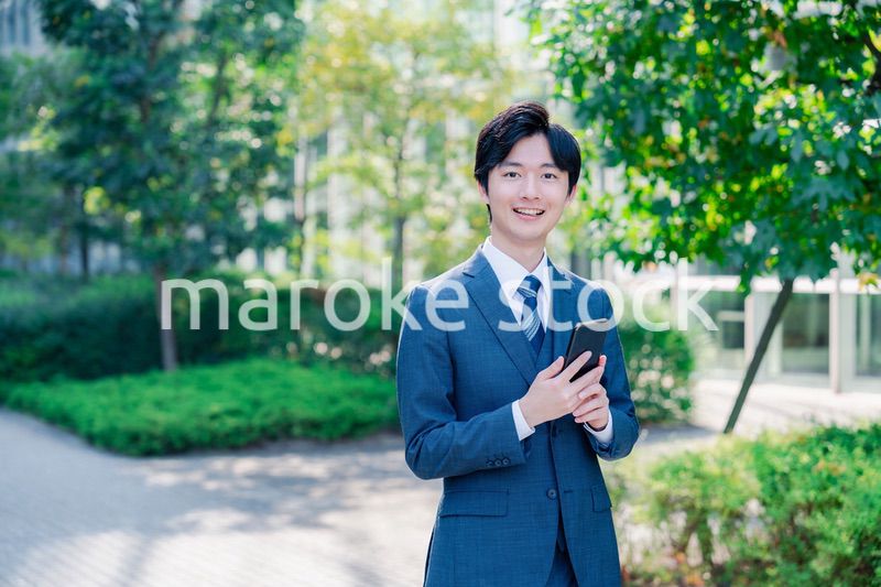 スマホを使う爽やかなビジネスマン