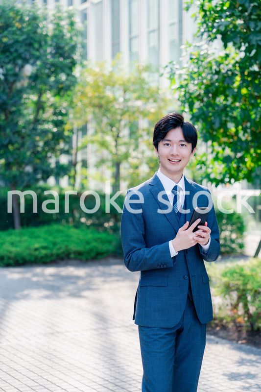 スマホを使う爽やかなビジネスマン