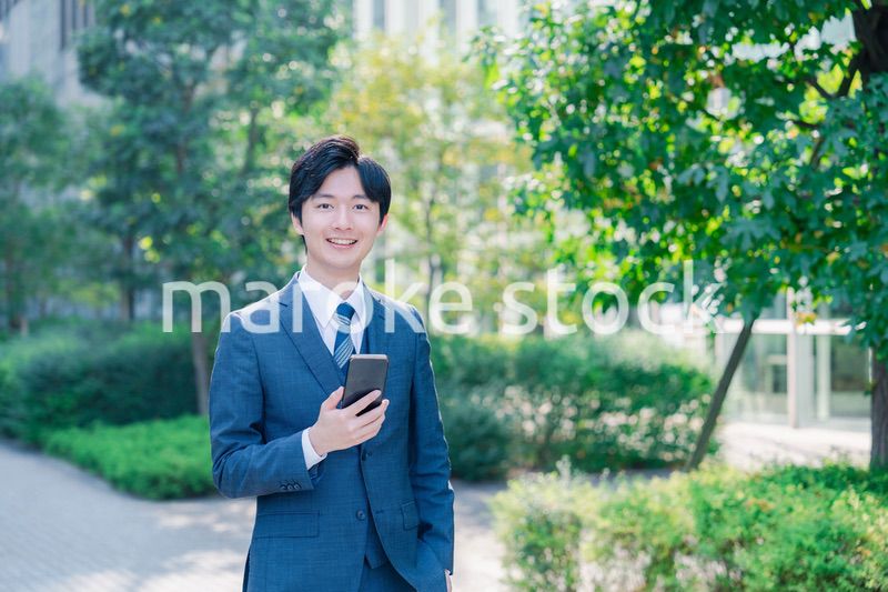 スマホを使う爽やかなビジネスマン