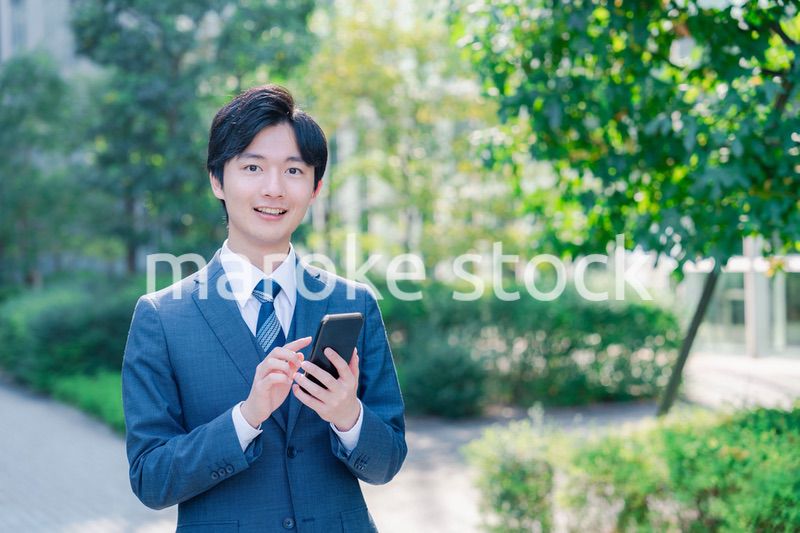 スマホを使う爽やかなビジネスマン