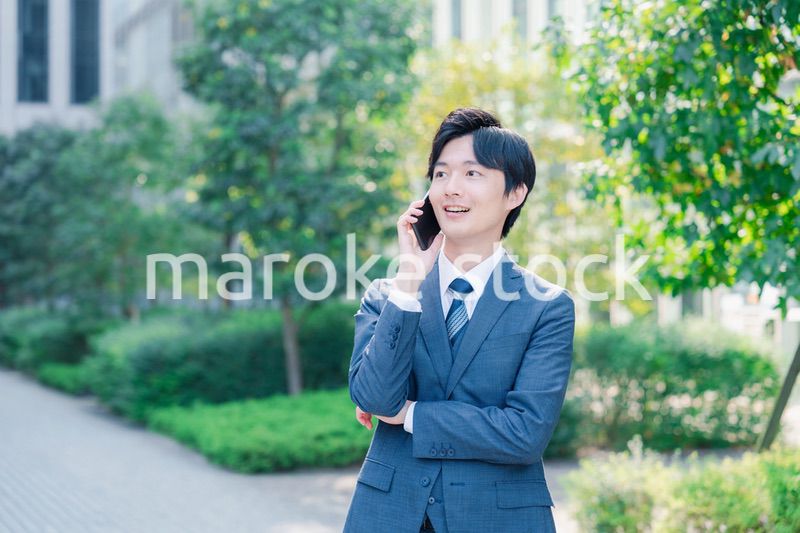 スマホで通話をする若いビジネスマン