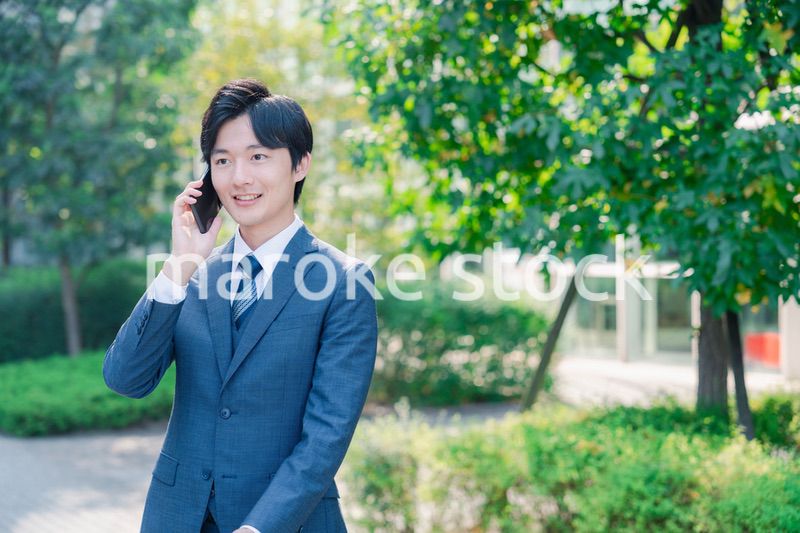 スマホで通話をする若いビジネスマン